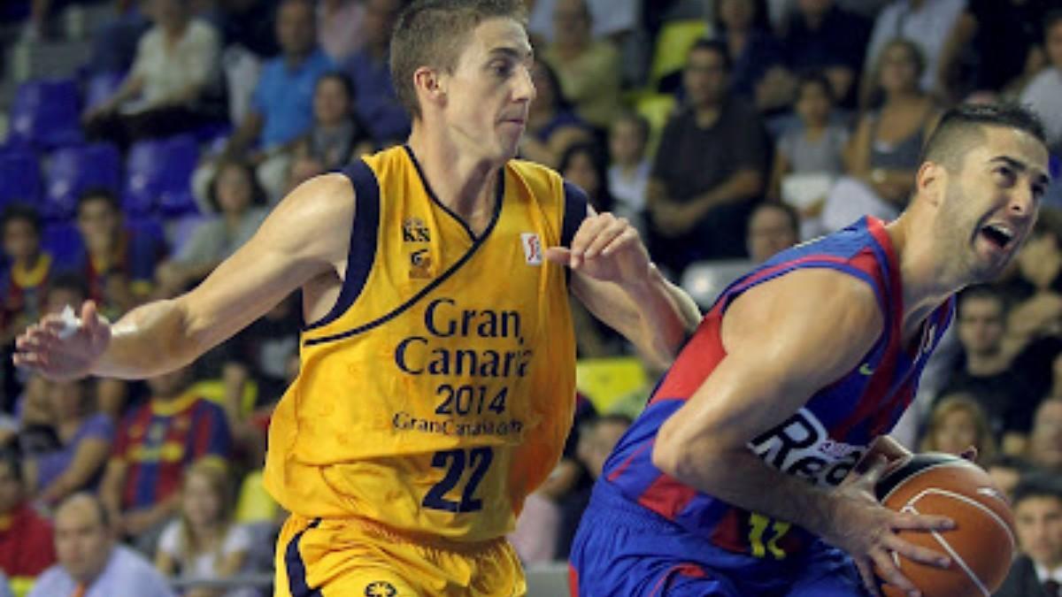 Juan Carlos Navarro intenta una canasta ante la defensa de Jaycee Carroll