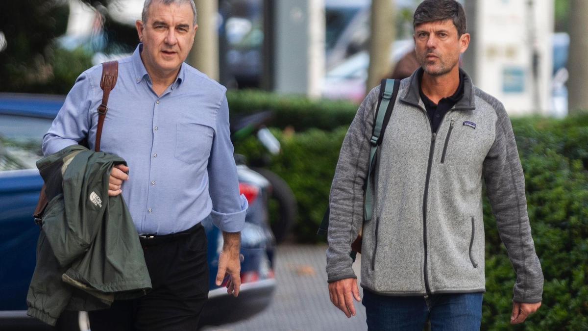 Enrique Chisbert (dcha), el día que acudió a la Ciudad de la Justicia a declarar como testigo.