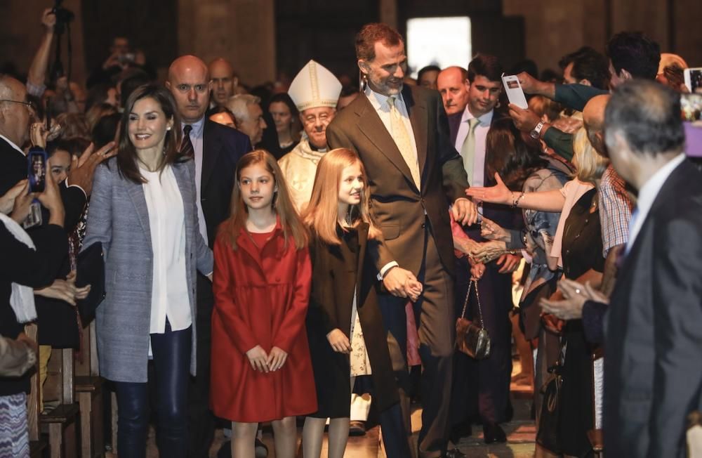 Pünktlich, aber nicht vollzählig: Letizia und Felipe, ihre Kinder Leonor und Sofía sowie Altkönig Sofía fanden sich am Sonntag (16.4.) traditionsgemäß in Palma Kathedrale ein.