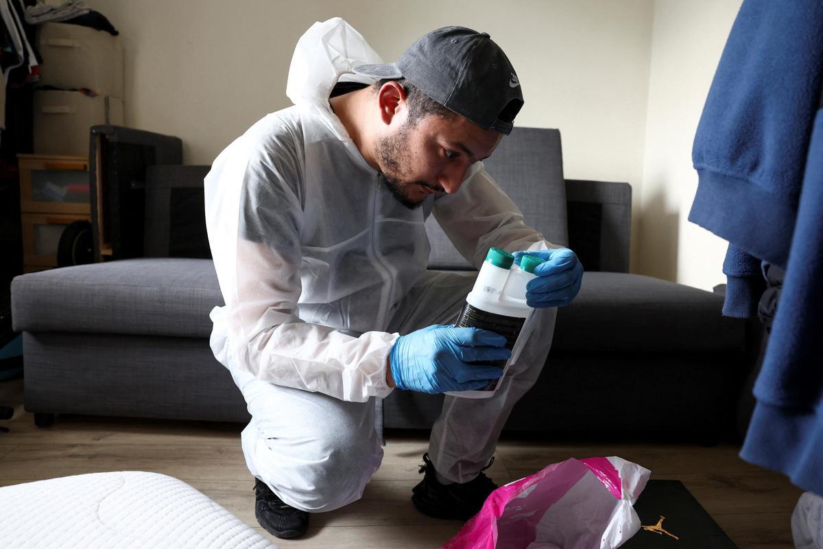 Un técnico en biocidas, inspecciona un apartamento para tratarlo contra las chinches cerca de París.