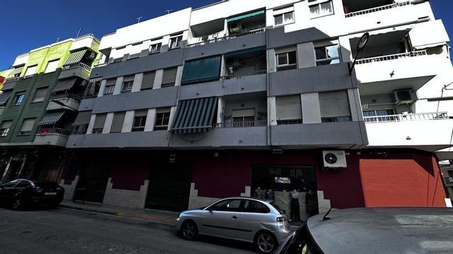 Finca de la calle Jaume d’Olit de Alzira desde la que se precipitó el bebé.