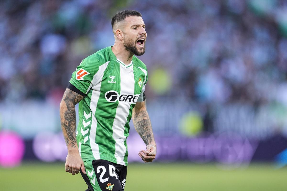 Aitor Ruibal, durante el derbi entre Betis y Sevilla en La Cartuja de la jornada 26 de LaLiga