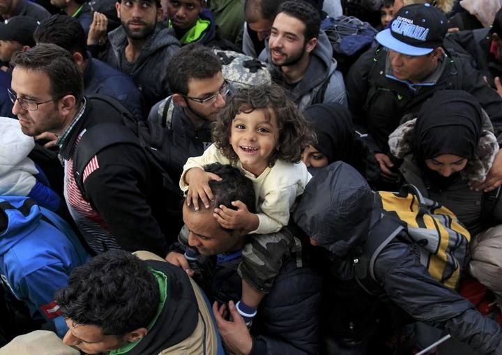 Miles de refugiados sirios e iraquíes tratan de abandonar Hungría, bien sea a través de los trenes o a pie. Las escenas de desesperación se suceden, con los niños como símbolo de la tristeza y al mismo tiempo de la esperanza en un futuro mejor