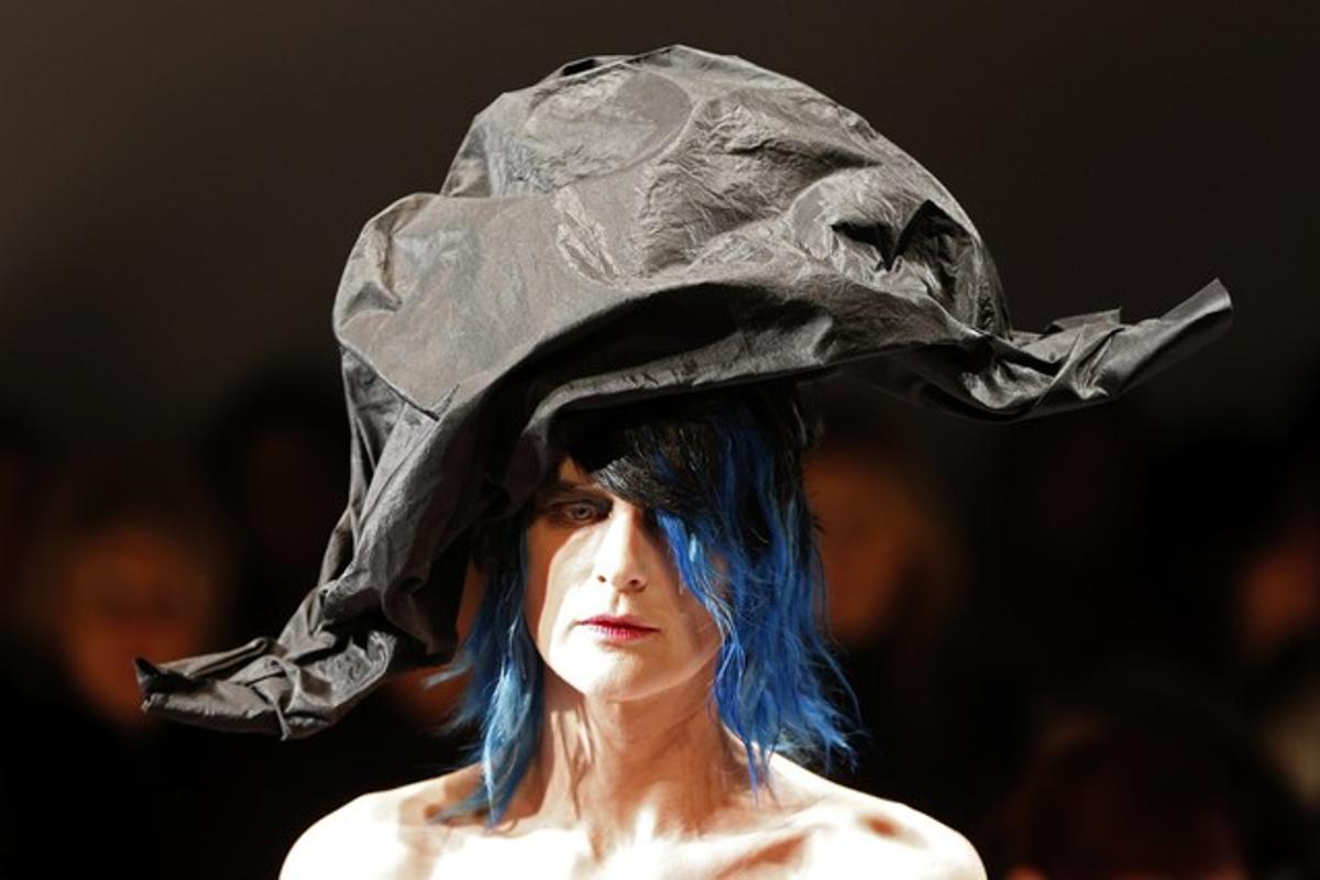 La model britànica Stella Tennant presenta una de les creacions de Marco Zanini per a la casa Schiaparelli.