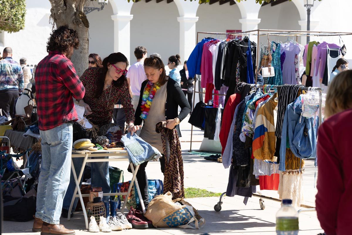 Todas las imágenes de la parrillada y el mercadillo de segunda mano en Jesús