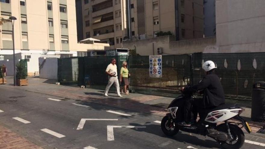 Una de las parcelas del centro urbano de Marbella que albergará un bloque de viviendas.