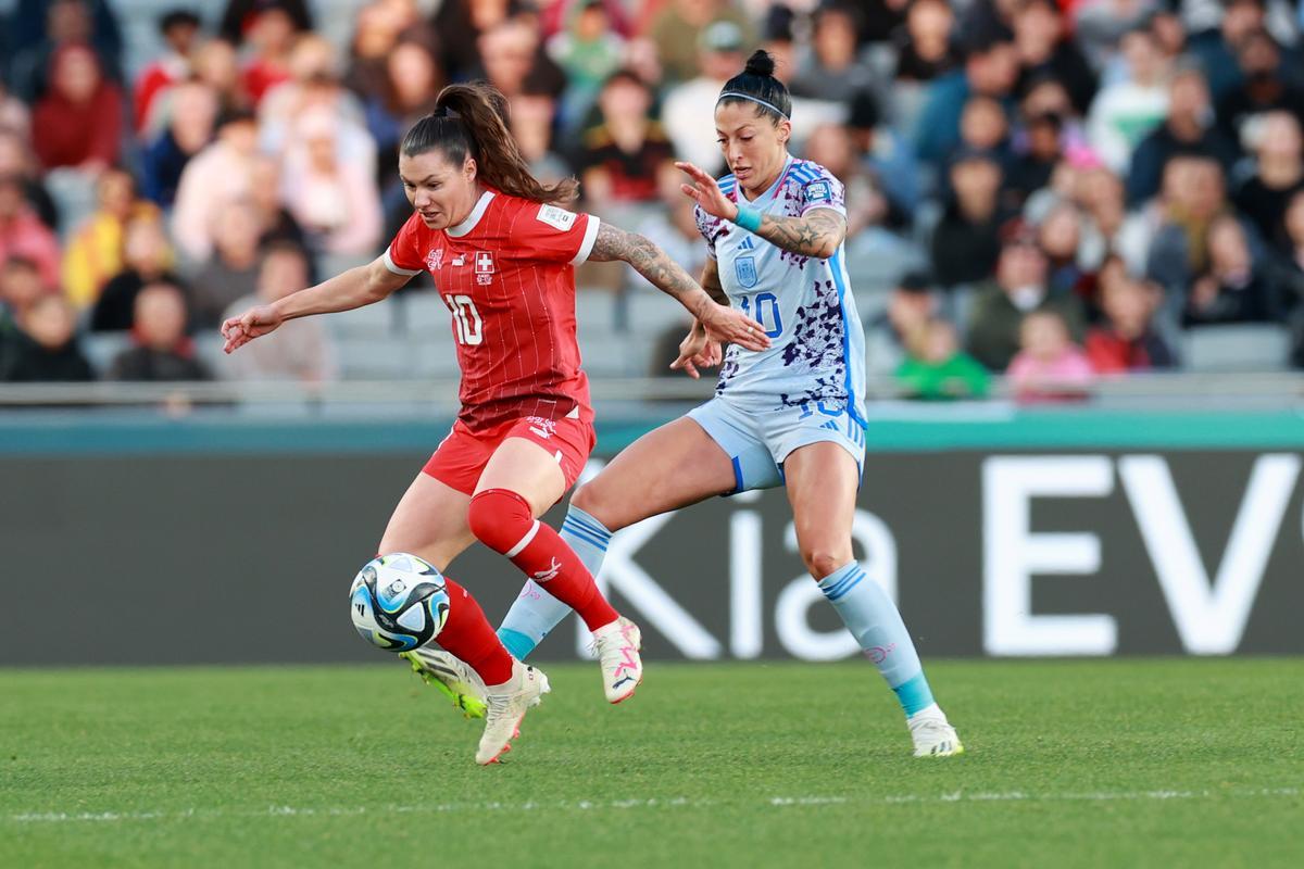 Auckland (Australia), 05/08/2023.- Ramona Bachmann of Switzerland (L) and Jennifer Hermoso of Spain compete for the ball during the FIFA Women’s World Cup 2023 Round of 16 soccer match between Switzerland and Spain at Eden Park in Auckland, New Zealand, 05 August 2023. (Mundial de Fútbol, Nueva Zelanda, España, Suiza) EFE/EPA/SHANE WENZLICK AUSTRALIA AND NEW ZEALAND OUT