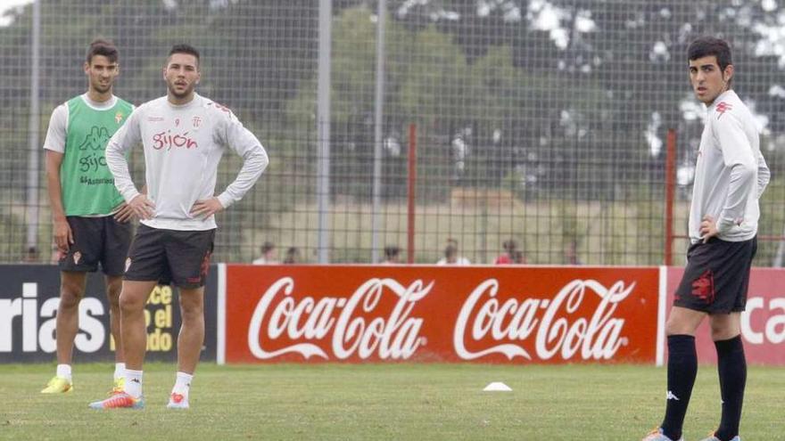 Por la izquierda, Julio, con el peto de los suplentes, y Guerrero y Carlos Castro, como teóricos titulares.