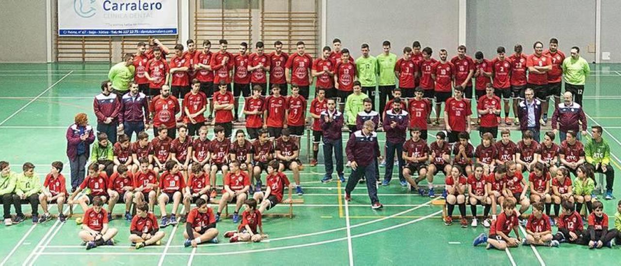 Jugadores de los equipo del Club Handbol Xàtiva, el pasado domingo en la presentación.