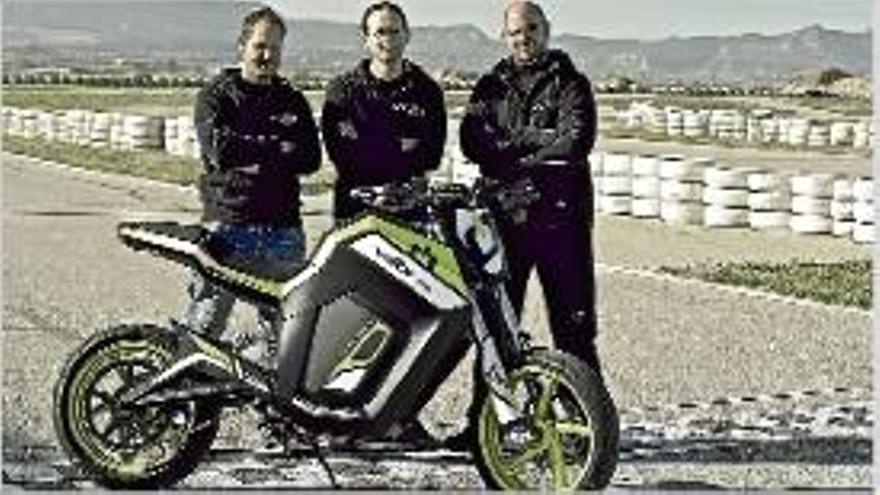 Marc Barceló (centre) amb altres socis de Volta i el prototip de la moto.