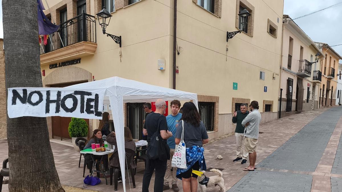 Una de las mesas informativas celebradas en Castellonet de la Conquesta el pasado fin de semana.