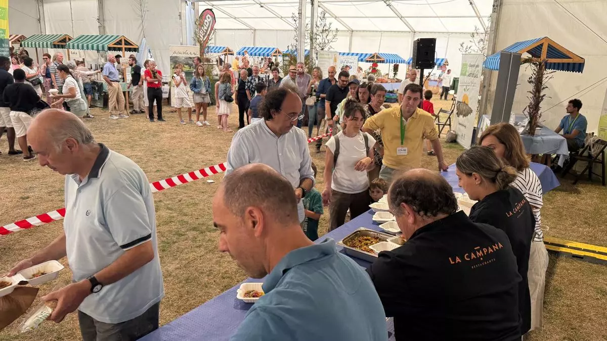 Menú gratuito para 300 personas en la feria ecológica de Llanera, que sirvió empanada, tortilla, carne, verduras con jamón y postre de manzana