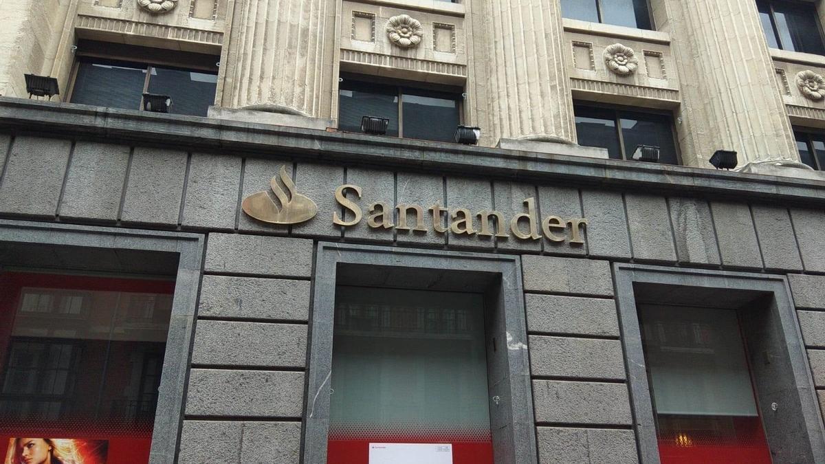 Archivo - Imagen de archivo de una sucursal del Banco Santander.