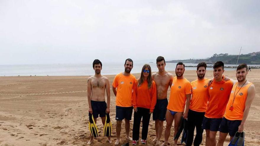 Equipo de socorristas de la playa de Luanco durante el pasado verano.