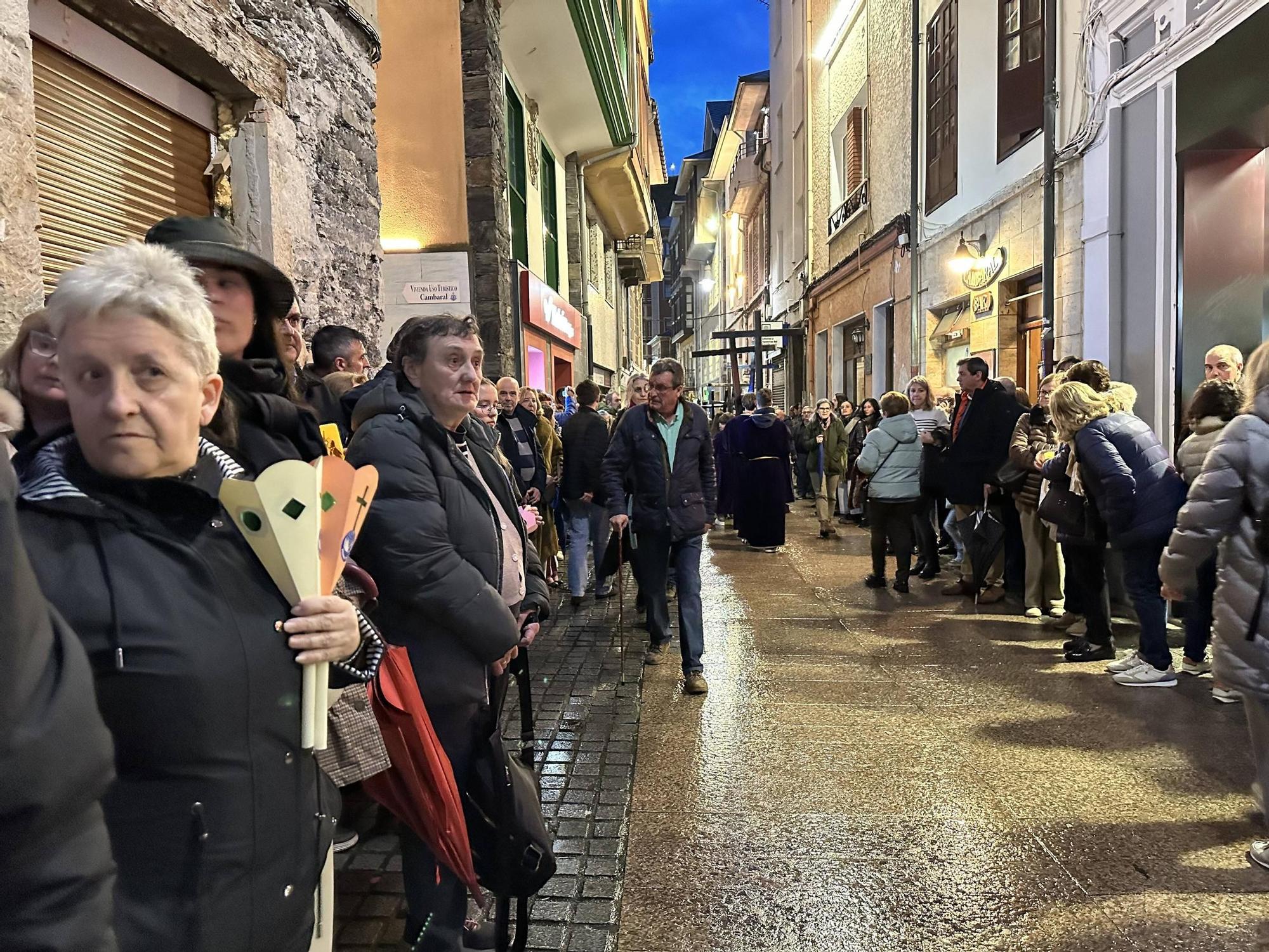 EN IMÁGENES | La envolvente procesión del Nazareno en Luarca