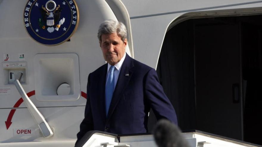 Kerry a su llegada al aeropuerto de La Habana.