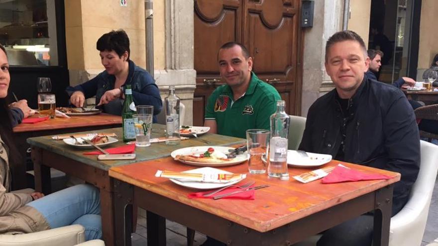 Los tres árbitros, cenando en Málaga.