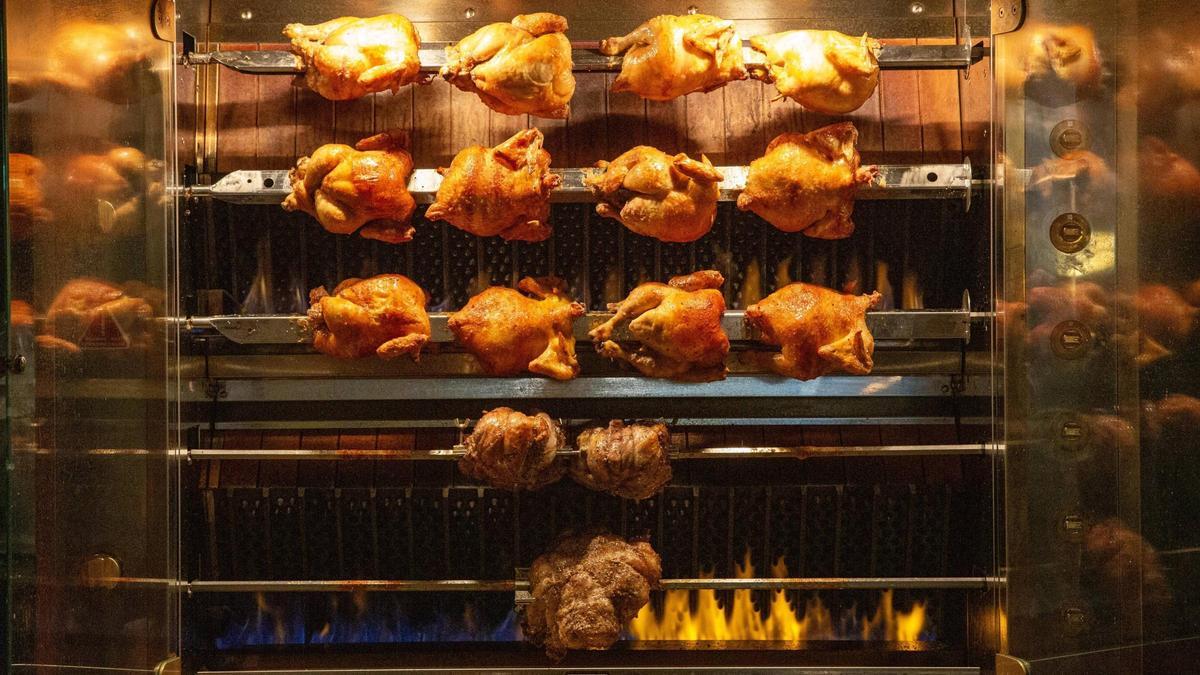 La máquina con pollo, cordero y cerdo a last de Rooster & Bubbles.