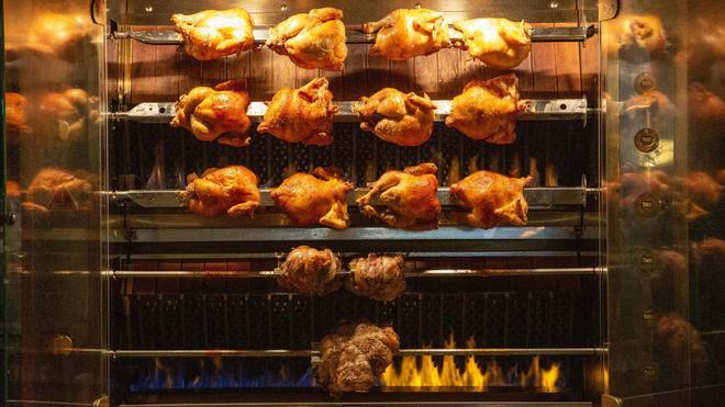 La máquina con pollo, cordero y cerdo a last de Rooster & Bubbles.
