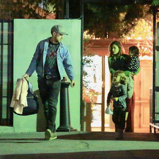 Eva Mendes y Ryan Gosling de paseo con sus hijas