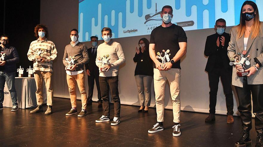 De izquierda a derecha, José Antonio Vázquez, Pablo Montero, José Manuel Souto, Iván Brea, Carlos Arévalo y Julia Cabanas con sus menciones especiales. | // CARLOS PARDELLAS