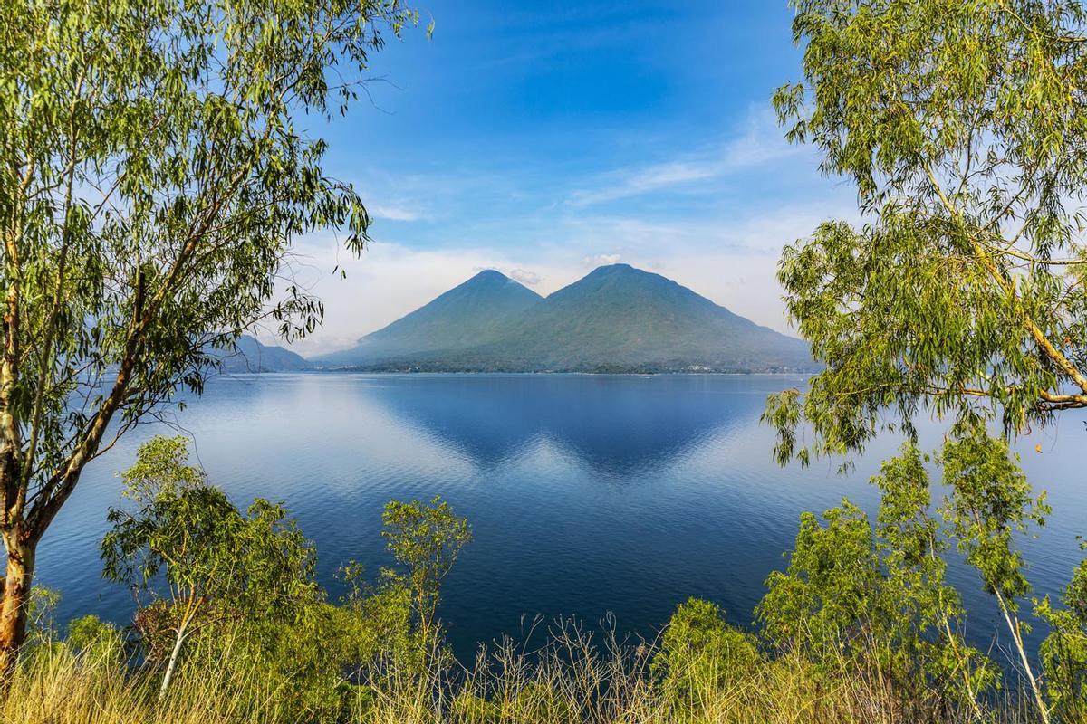 Rodeado de volcanes, el Atitlán es una visita imprescindible en Guatemala