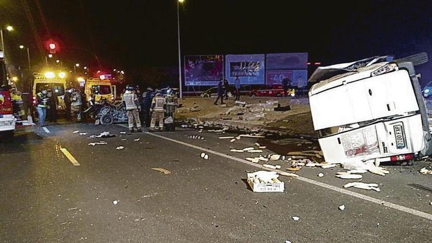 Los vehículos siniestrados, con la furgoneta a la derecha, momentos después del impacto.