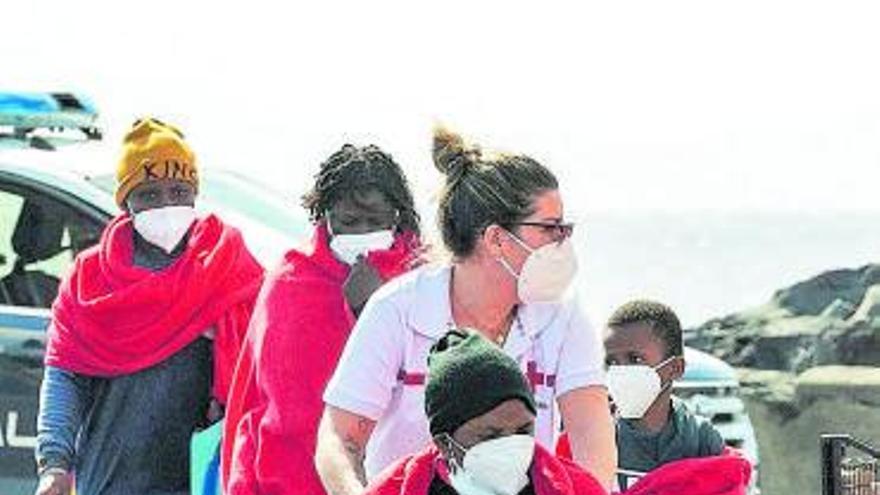 Cruz Roja atiende a migrantes llegados el lunes al puerto de Arrecife.