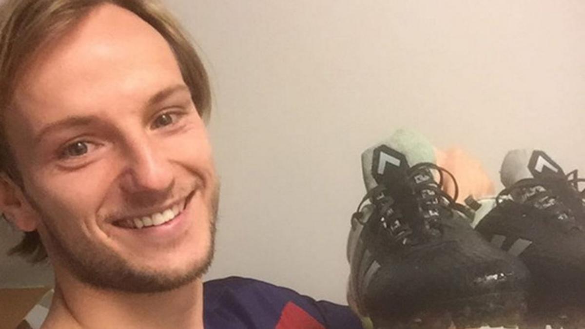 Rakitic muestra las botas que sortea