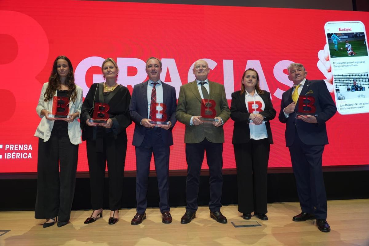 Foto de familia de los premiados.