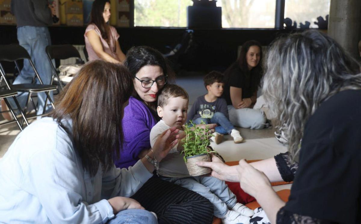 Un niño observa una planta durante la sesión de cuentacuentos. | GUSTAVO SANTOS
