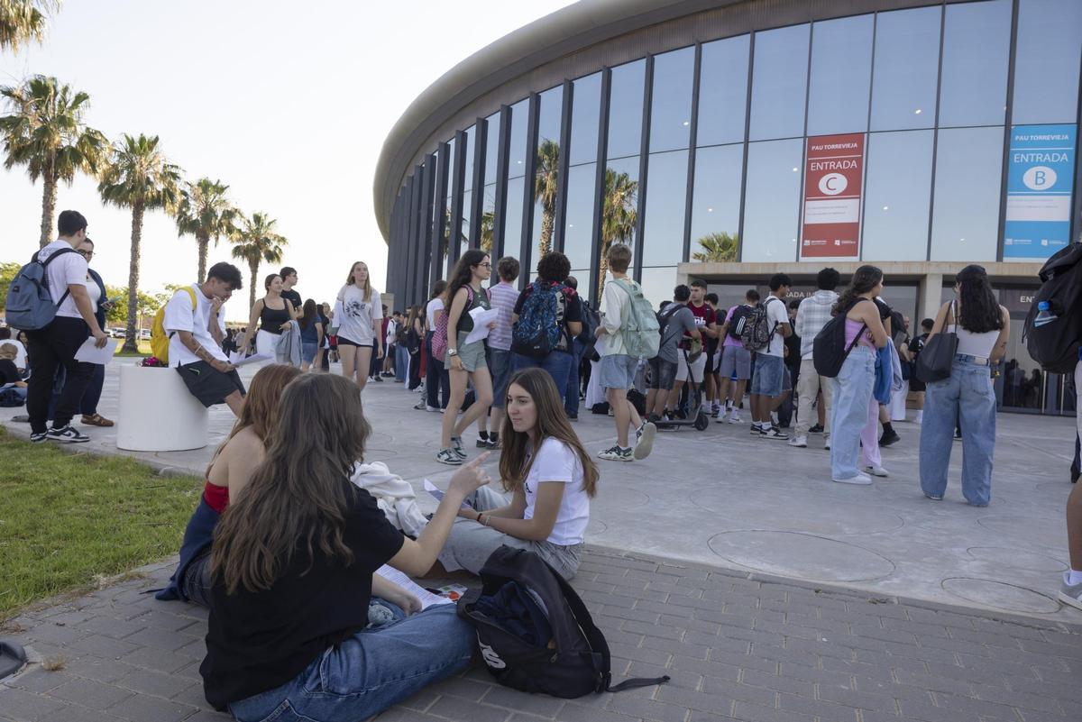 Arrancan los exámenes de la EBAU 2026 en el Auditorio de Torrevieja