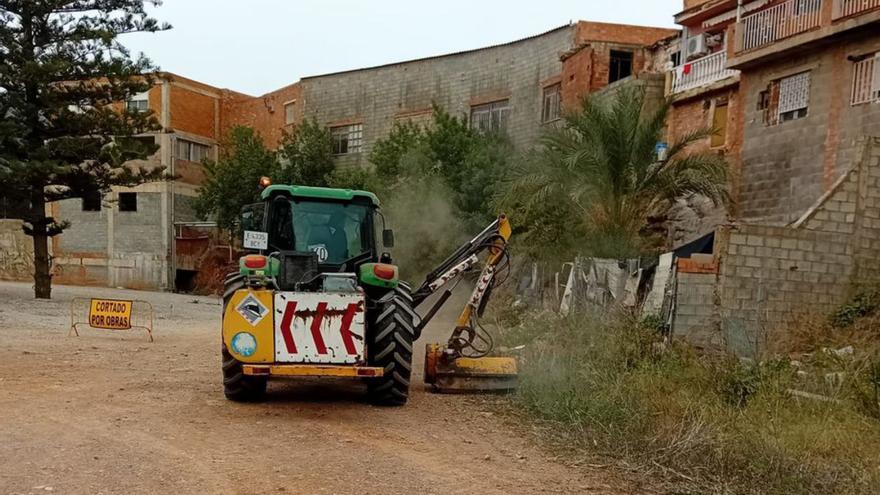 La Vall adecenta y desbroza 32 caminos para la campaña citrícola