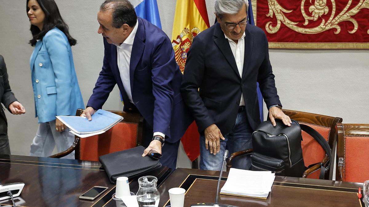 Los exconsejeros Blas Trujillo (i) y Román Rodríguez durante su comparencencia en la comisión.