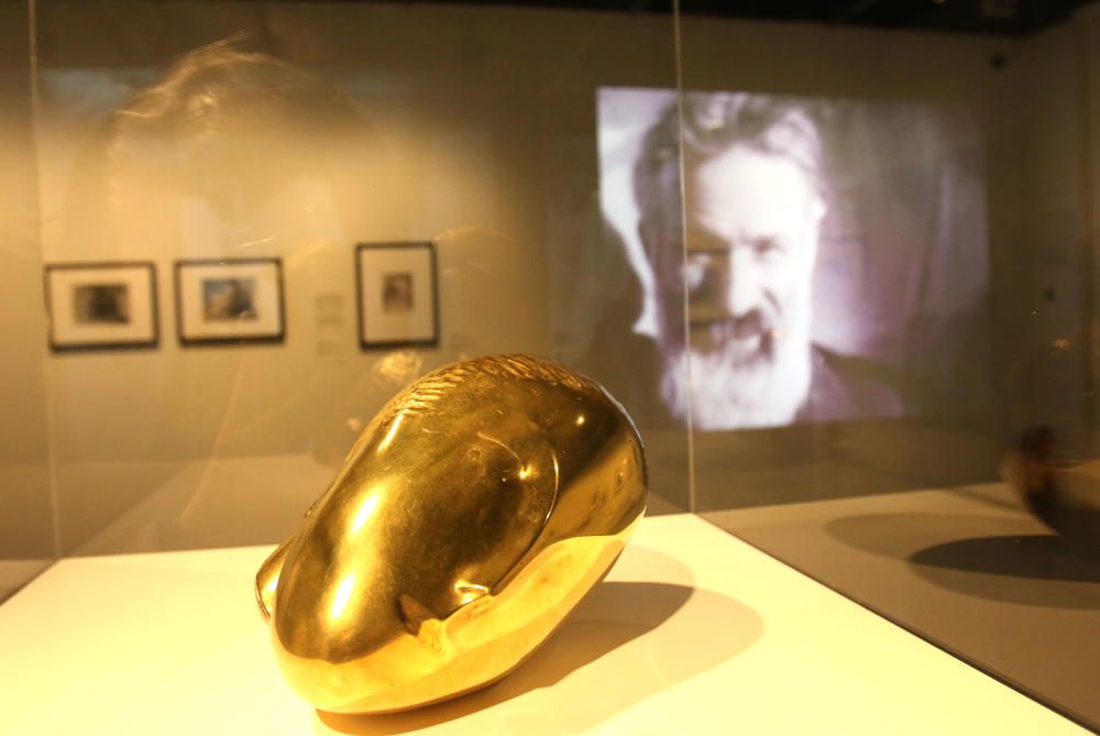 La filial malagueña del museo parisino se sumerge en la obra de Constantin Brancusi a través de un centenar de fotografías, filmaciones, esculturas y dibujos que descubren las inquietudes de un creador que caminó por delante de su tiempo