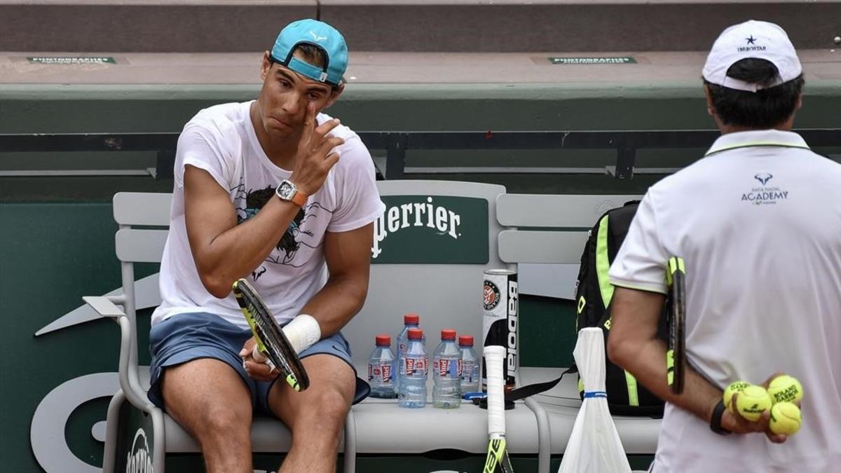 Rafael Nadal descansa ante su tío Toni durante un entrenamiento en Roland Garros.