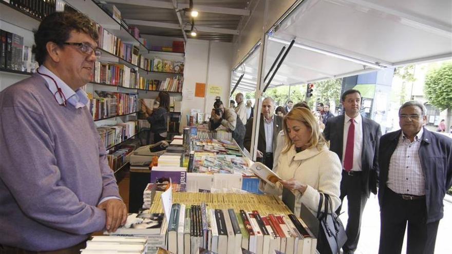 El paseo de Cánovas de Cáceres vive la tradición del libro y la rosa