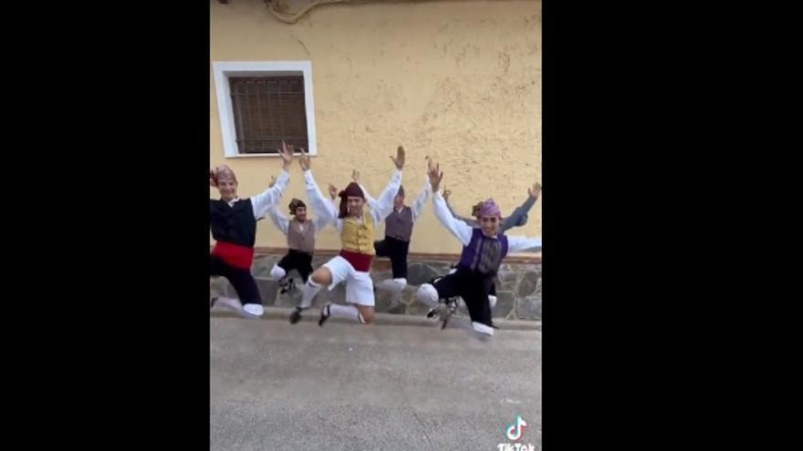 Uno de los momentos del baile del grupo jotero El Pilar en el vídeo de &#039;Quédate&#039;
