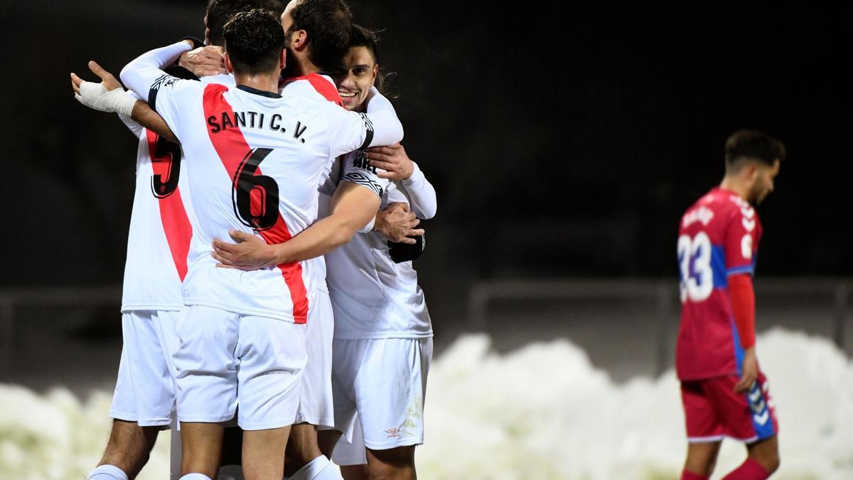 Los jugadores del Rayo celebran un gol ante el Elche