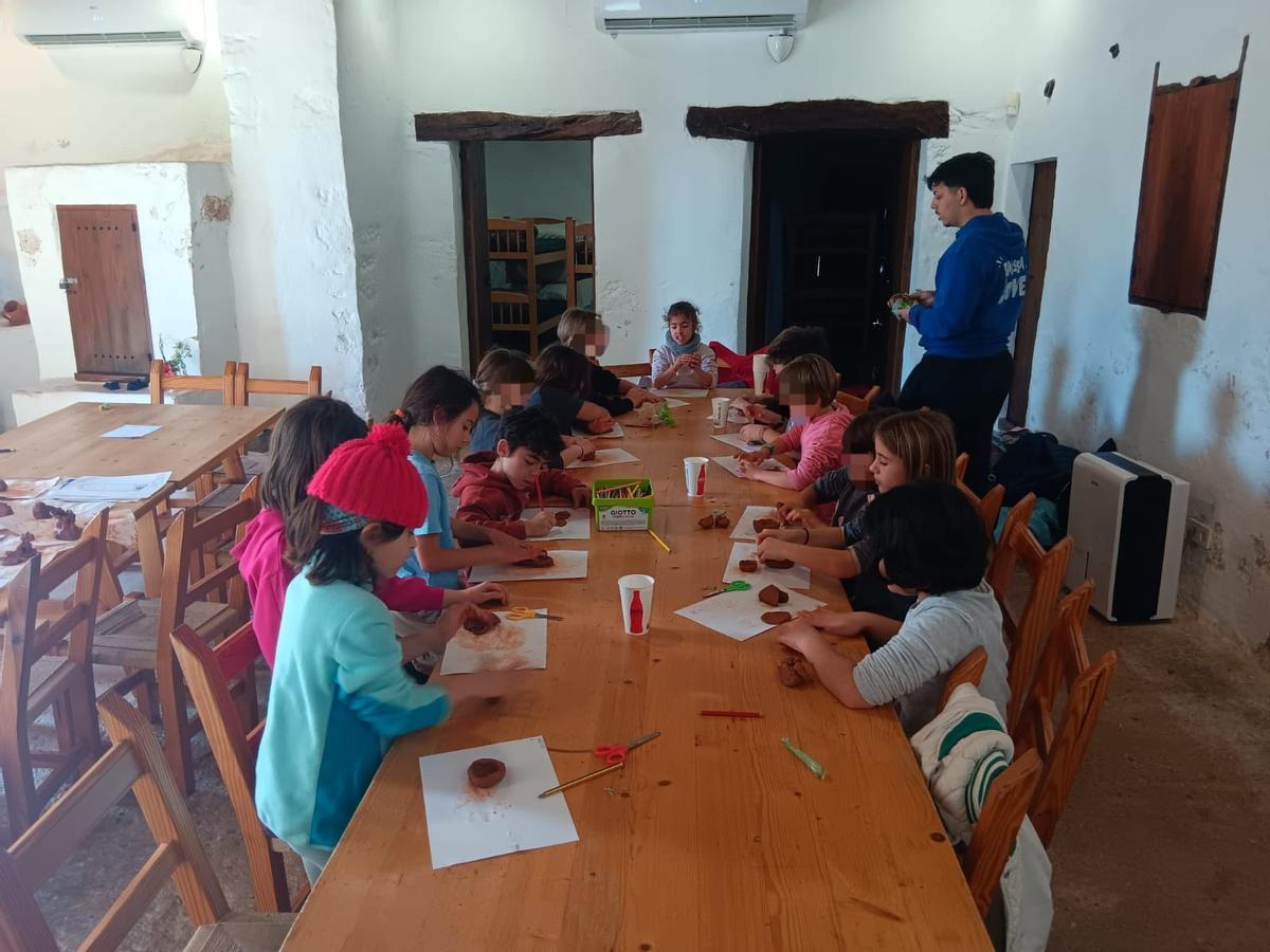 Estas son las imágenes del campamento de arqueología en Can Tomeu, programación Natura