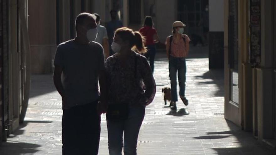 Una pareja pasea por el Centro de Málaga, este sábado por la mañana.