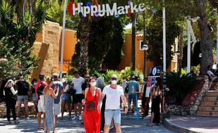 Paquita Sánchez garantiza a los comerciantes del Hippy Market su «continuidad»