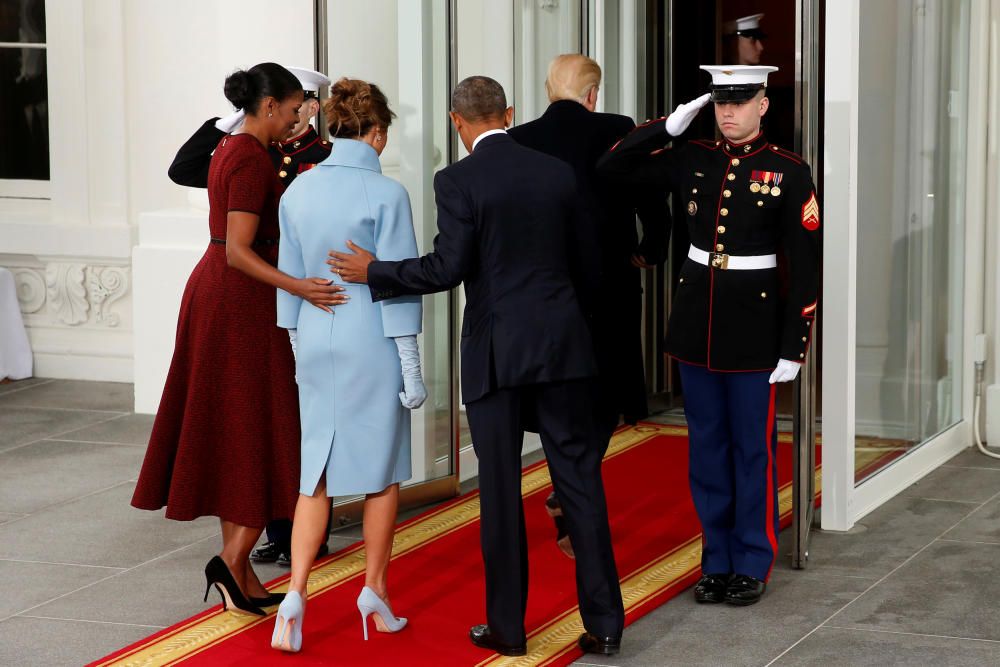 The Obamas greet the Trumps for tea before the ...