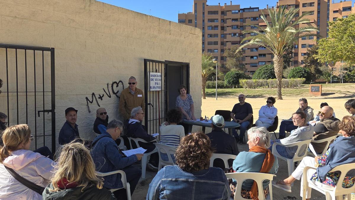 Asamblea vecinal realizada este sábado en el parque Juan Pablo II.