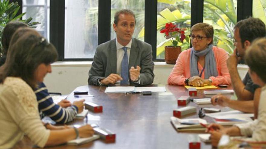 Llanas y la jefa de gabinete de dirección, Isabel Sepúlveda (al fondo), en la reunión con los medios.