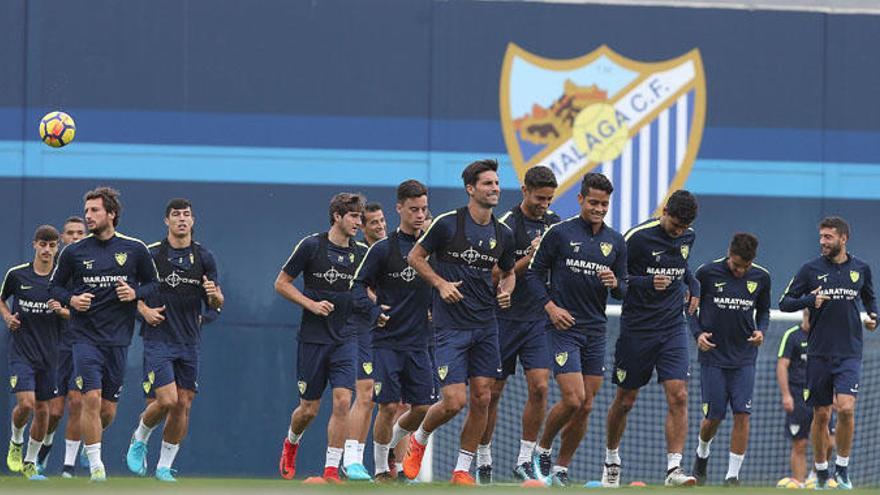 La plantilla del Málaga en el Anexo preparando el partido contra el Villarreal.