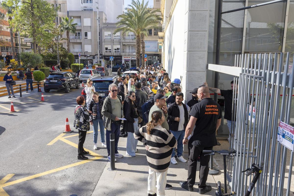 Colas en dependencias municipales de Torrevieja para tramitar la documentación de la regularización de migrantes