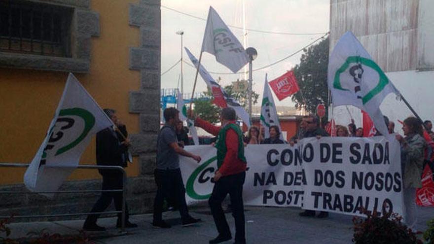 Protesta de trabajadores municipales afectados por la sentencia, en la salida del pleno del pasado mayo.