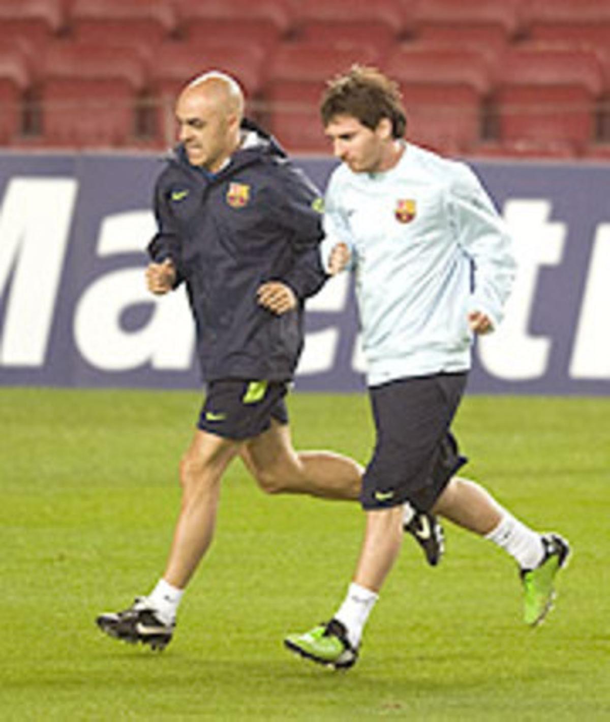 Leo Messi corre amb el recuperador Juanjo Brau, durant l’entrenament de l’equip, ahir al Camp Nou. Leo Messi corre amb el recuperador Juanjo Brau, durant l’entrenament de l’equip, ahir al Camp Nou.