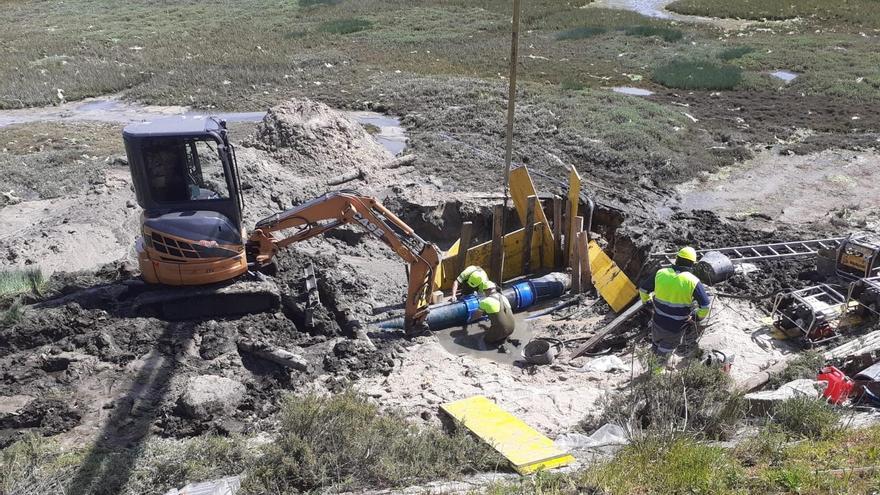 La tubería que atraviesa A Lanzada bajo el mar se rompe otra vez